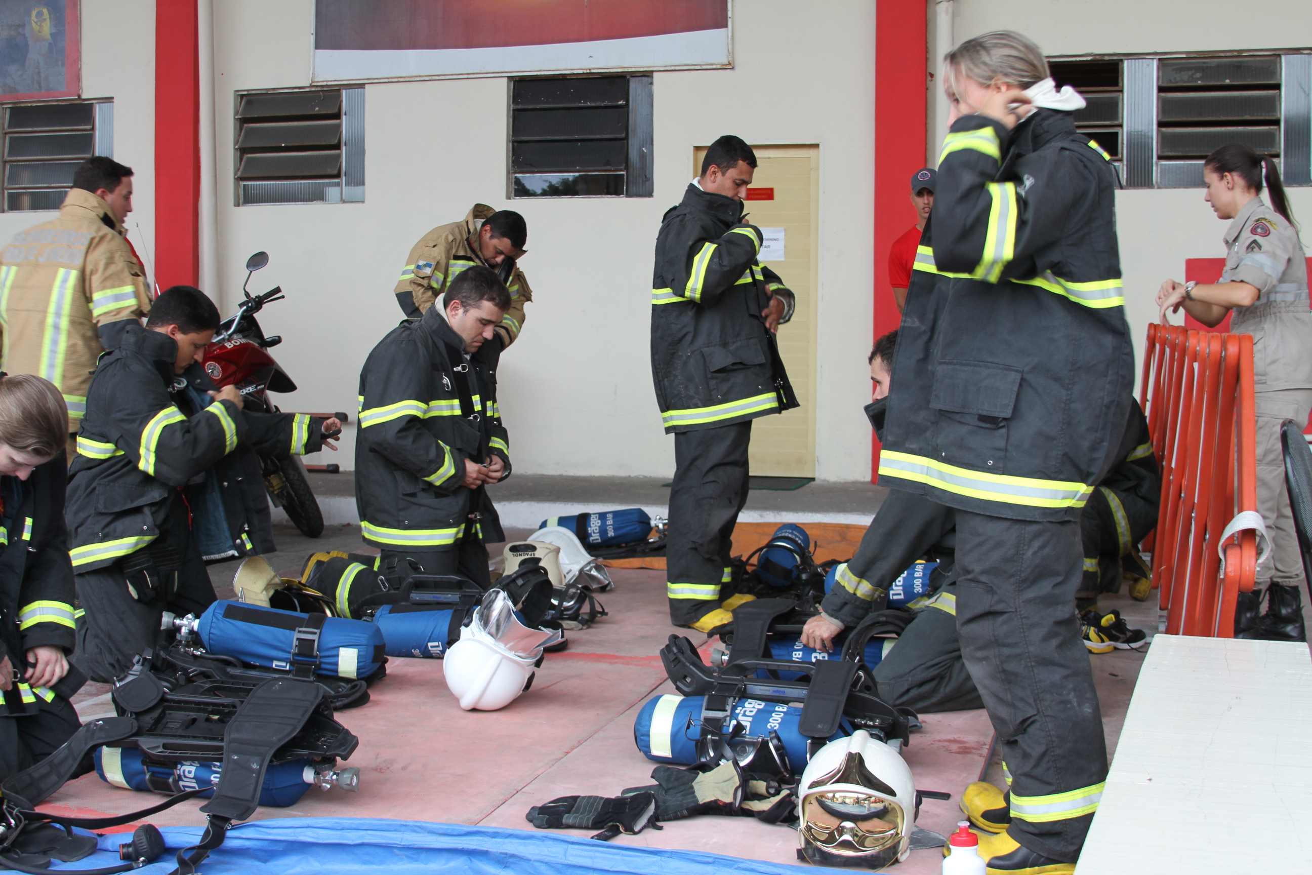 CBMES Treinamento no novo simulador de combate ofensivo a incêndio